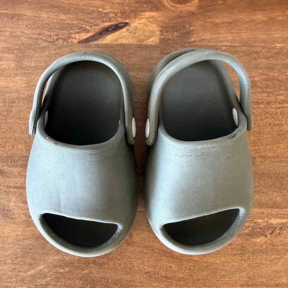 Koala Kids Clogs Olive Green Slip On Sandals Size 4 Lightweight Casual Shoes